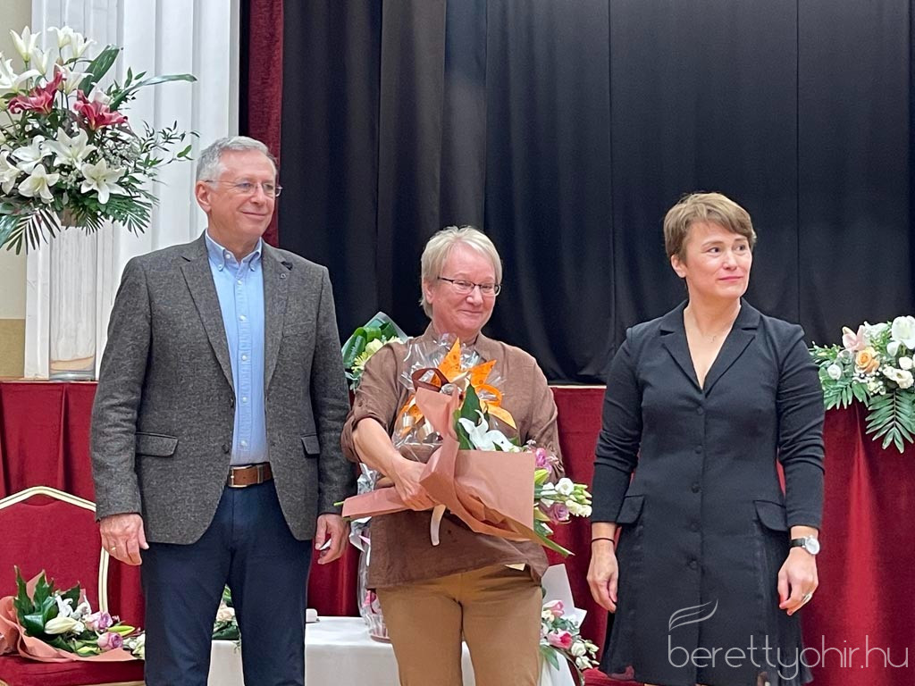 25 eves a berepo 32 1600 1000 100 wm right bottom 100 berettyohirlogowhitepng