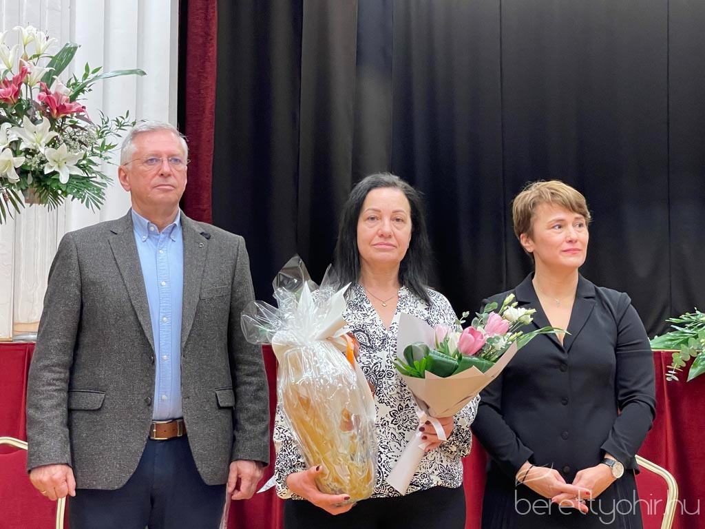 25 eves a berepo 37 1600 1000 100 wm right bottom 100 berettyohirlogowhitepng