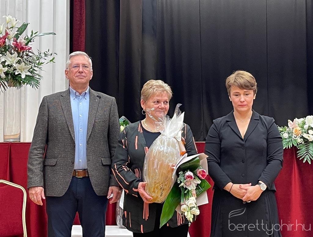 25 eves a berepo 39 1600 1000 100 wm right bottom 100 berettyohirlogowhitepng