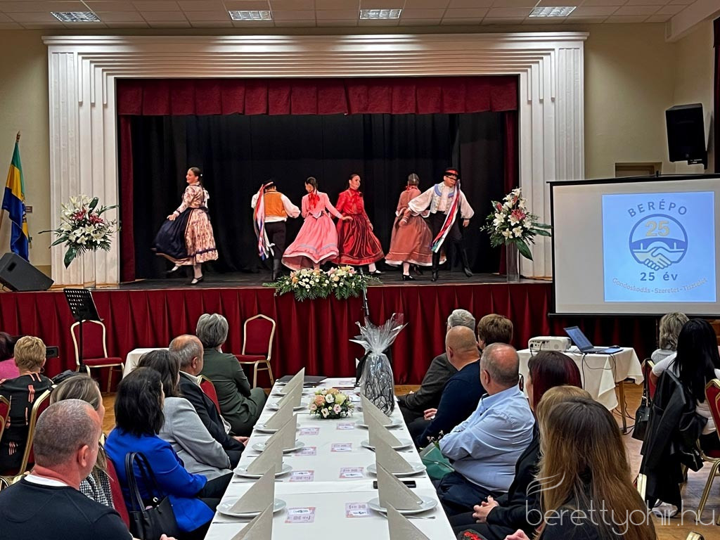 25 eves a berepo 60 1600 1000 100 wm right bottom 100 berettyohirlogowhitepng