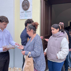 halaado istentisztelet112