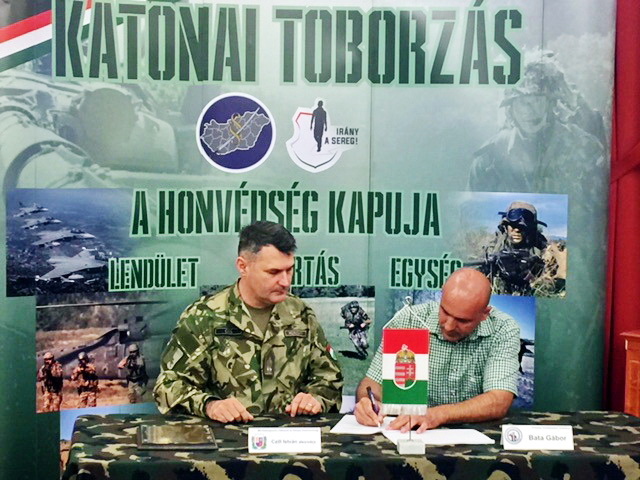 Tartalékos katonák szerződéskötése 08